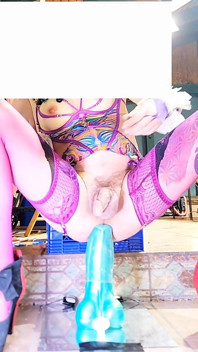 Fofa ts maricas transgênero sexy lingerie cavalgando grande consolo anal sem calcinha