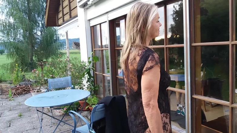 martinawest: Olgun Bir Kadın, Dantel Bir Vücut Takımıyla Dışarıda Kendini Gösteriyor!