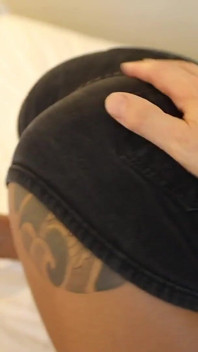 Asiansexdiary motiviertes thailändisches mädchen kriegt großen fremden schwanz tief in den hals