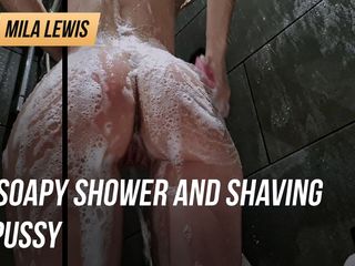Mila Lewis: साबुनी शॉवर और चूत की शेविंग