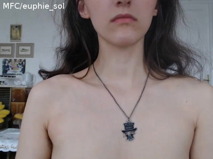 The Antichristrix: Camgirl berbulu menggoda dan pamer