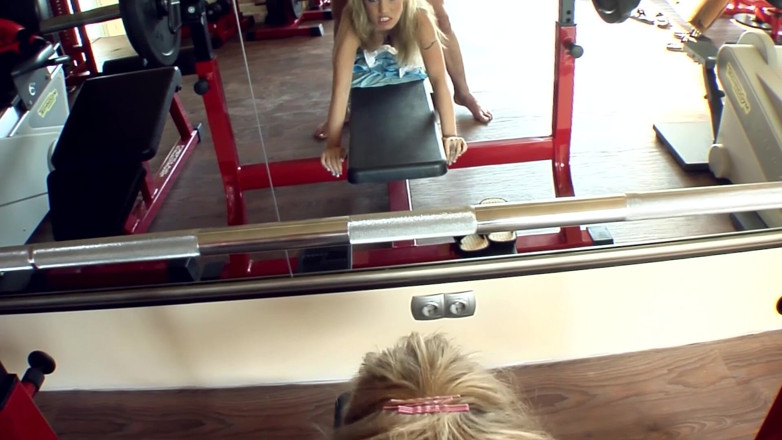 POV Orgasms: Děvka v tělocvičně tvrdě šuká na bench pressu POV
