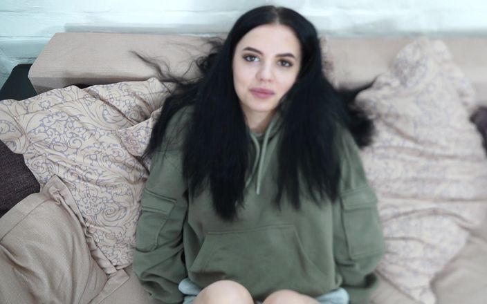 LoveHomePorn: 黒い靴下のブルネットの美しさは、コックをしゃぶる