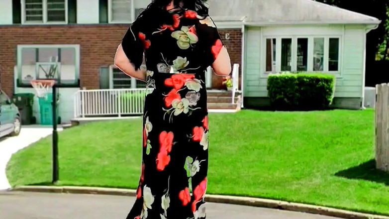 Kitty_Cross: Krásná Shemale čištění vlasů v dlouhých hedvábných úderech