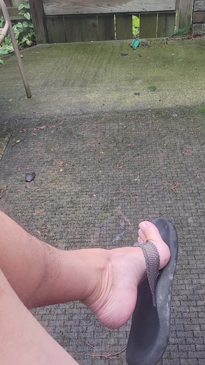 Feet Lover: Orgazm w klapkach na zewnątrz