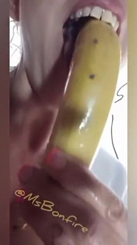 我快乐地把一根香蕉浸透，然后把它弄干净到喉咙里