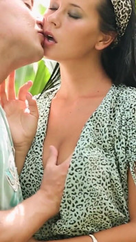 捕まった美女たち シーン1 美しい巨乳ブルネットのミア・マナロテが野原の真ん中でファック
