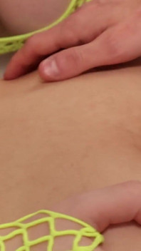 Část 1 Dva kluci s velkými penisy šukají dva roztomilé twinky do těsných zadků