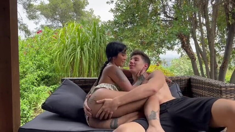 Yasmina Khan: Я збудилася, поки мій чоловік готував на барбекю, і змусила його трахнути мене!