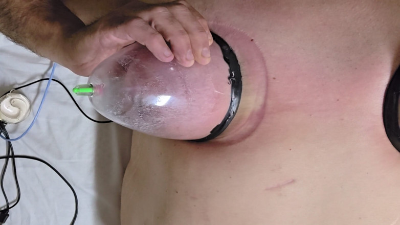 SissyHucow171: Kadın kılıklı kadının şişman ve sarkık memelerini pompalıyor