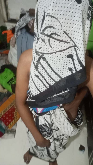 Easy-going-Indian: Ragazzo indiano che indossa un Sari...
