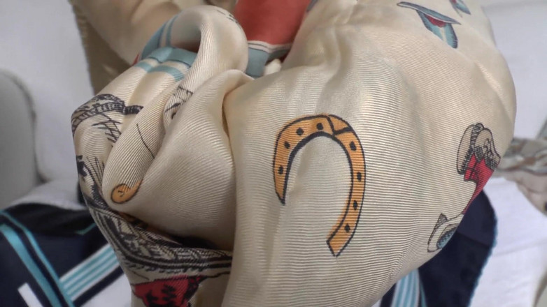 Lady Victoria Valente: en la bufanda de seda de la madrastra, Lady Victoria...