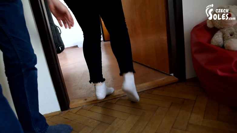 Czech Soles - foot fetish content: Chica de entrenamiento pies y calcetines con olor a