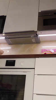 Verbazingwekkend mooie super hete sexy en strakke vlezige poesje hete nieuwe vrouw trekt haar slipje uit in de keuken om haar naakte kont te laten zien