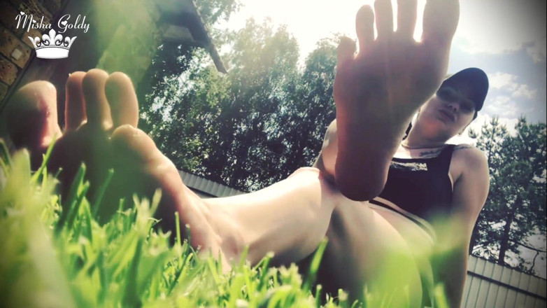 Goddess Misha Goldy: Fetish kaki luar dangle
