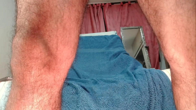 Tommhot: Bărbat latino cu piele închisă la culoare care se joacă cu...