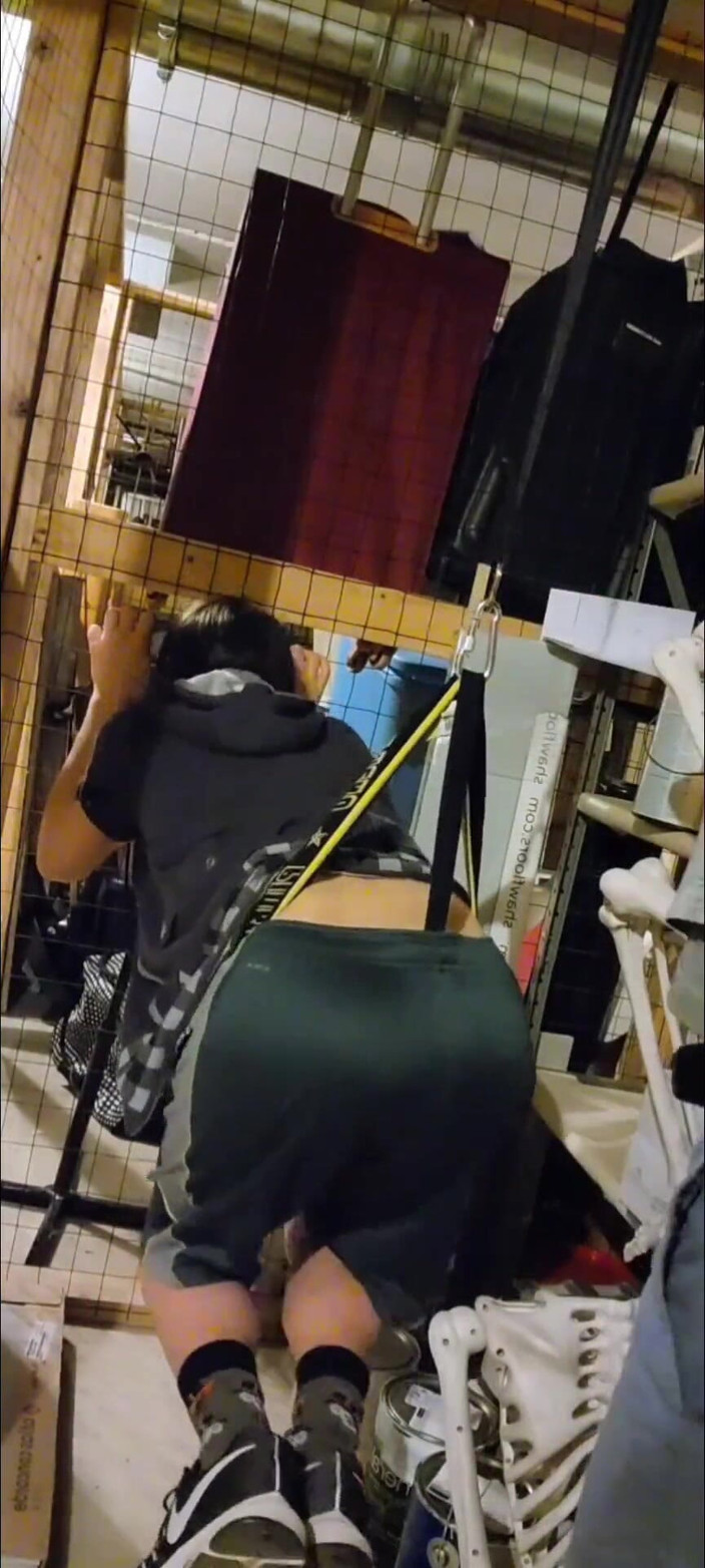 Kinkytwinkpamps: Twink gibt selbst hängende wedgie