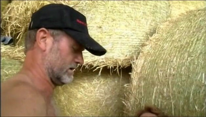 Out Sexxx: Zralá žena ošukaná na farmě