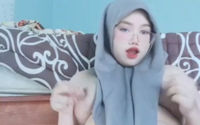 Jilbab69: La masturbazione di una ragazza arrapata fa uscire il fluido...