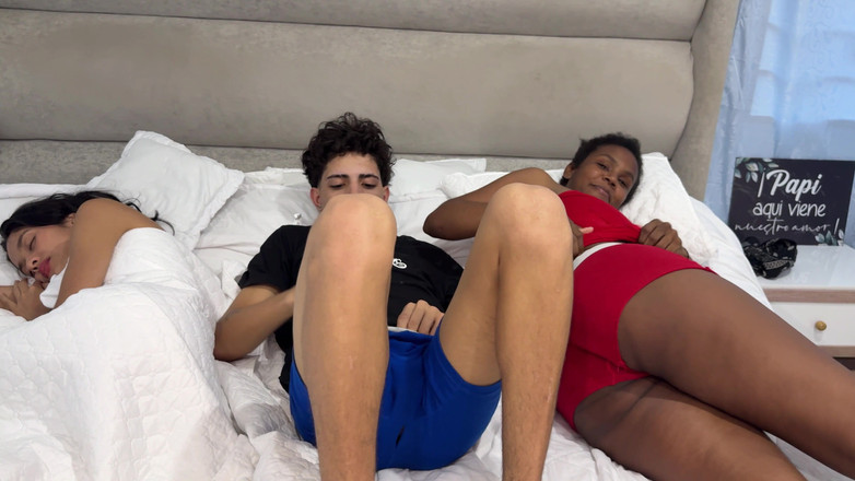 KenaySexxx: Kız arkadaşım ve en iyi arkadaşıyla aynı yatağı paylaşıyorum ve...