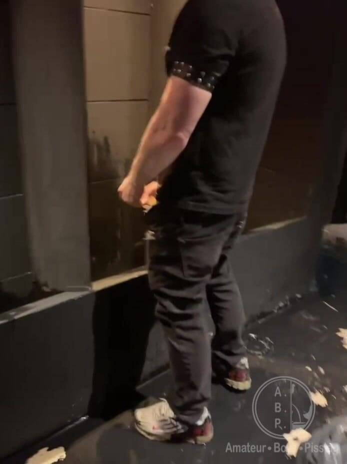 AmateurBoysPissing: Jongen Gaat De Toiletten Van De Clubs Binnen En Betrapt...