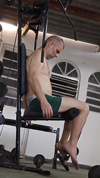 카메라가 체육관에서 나체 왕관을 촬영하다