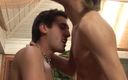 Bareback Boy Bangers Orange Media: Videoclip exclusiv Fără prezervativ: sex incitant în trei cu trei homosexuali...