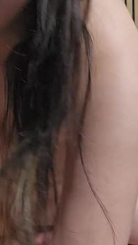 Une jolie fille d’à côté fait sa première scène de sexe