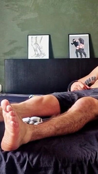 Massagem dos pés do mestre barbudo e adoração por sub musculoso peludo