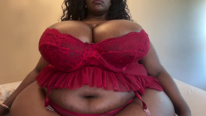 Legendary Booty Overdose: Emziren iri güzel kadın göğüslerini sağıyor ve emiyor