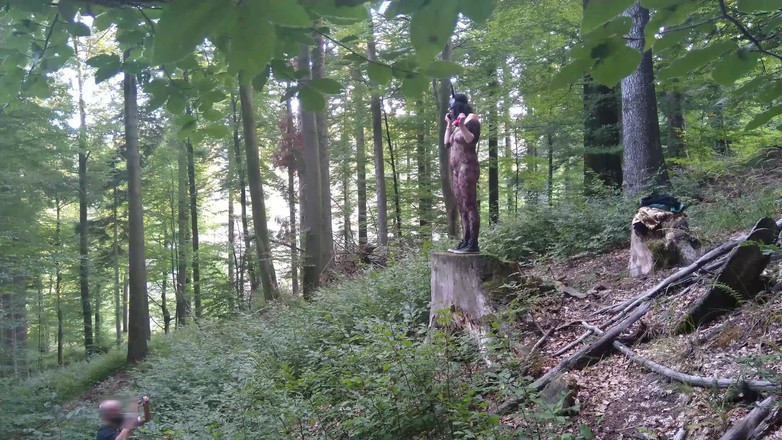 Toilet Mommy: S maskou zajíčků a psím límečkem kolem krku