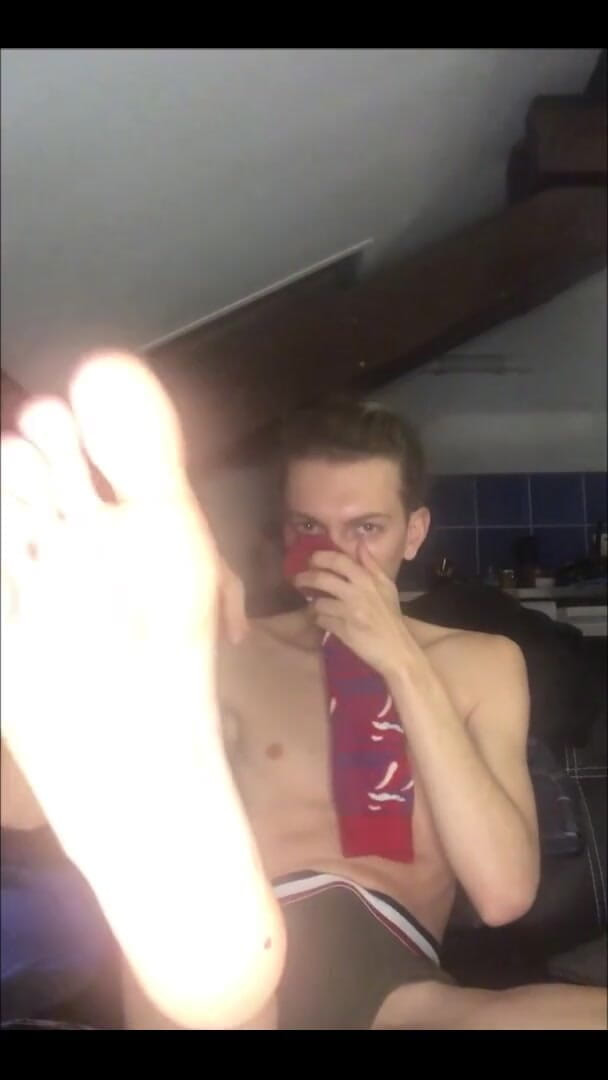 iamtonyrey: Fransız genç twink boşalana kadar spor ayakkabılarını koklarken mastürbasyon yapıyor