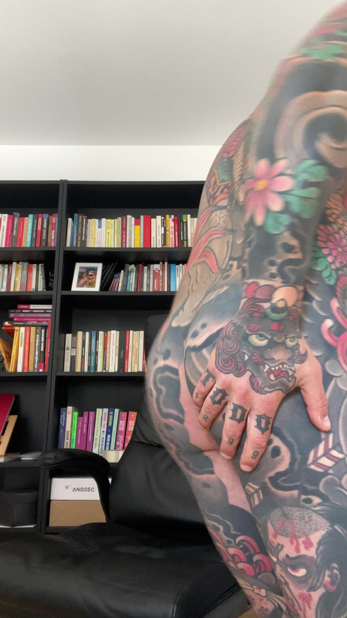 Juan Lucho Gay: Dövmeli İspanyol Erkek