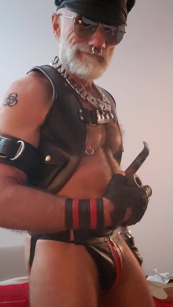 Muscles Cigar FFPig: Doutník nevlastní otec si užívá potrubí s novým párem svorek...