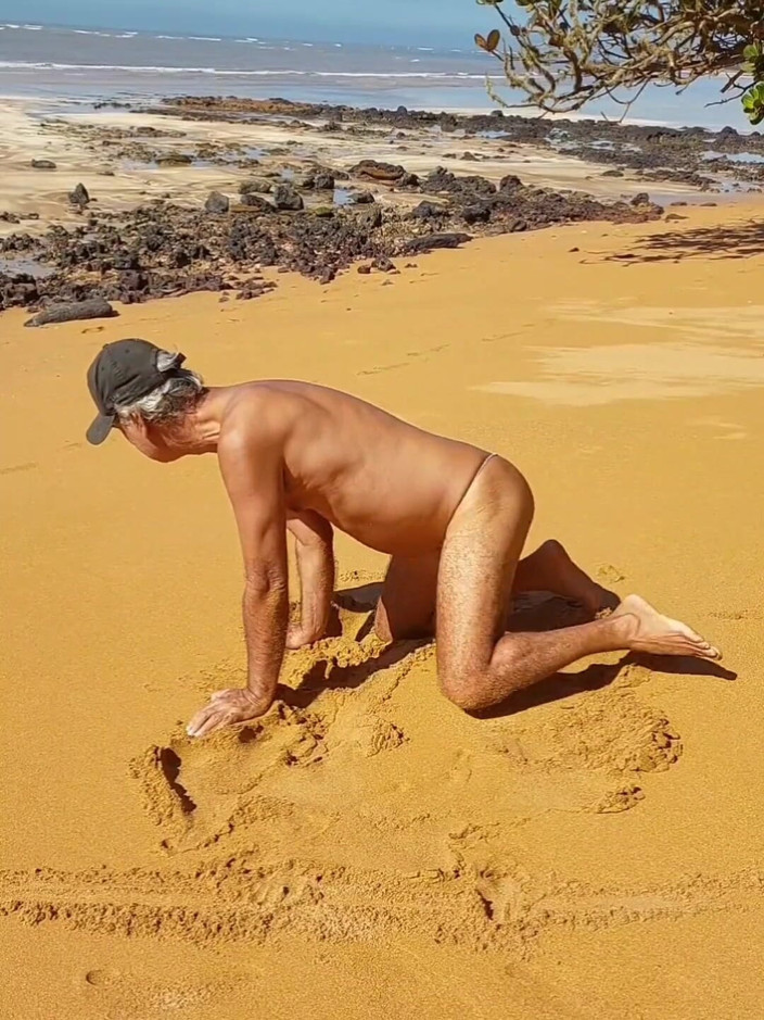 Ladysilvas: ビーチでパンティー姿でホットなお尻を見せびらかすレディシルバ女装者