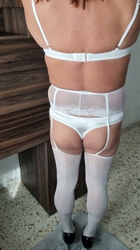 Biała bielizna na noc poślubną, Sissy, gotowa zadowolić swojego mężczyznę