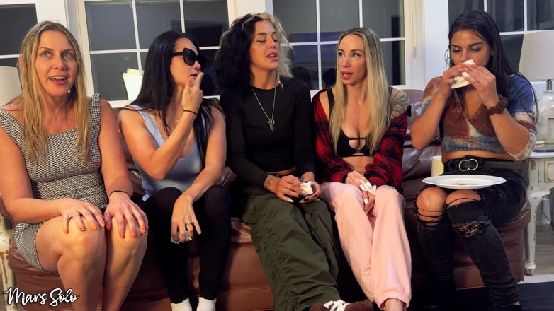 Mars solo: 5 gadis sange yang lagi asik sara bee dan andi...