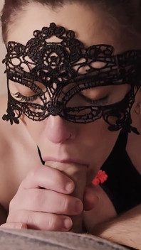 Vestito nero miglior pompino con ingoio sperma in bocca