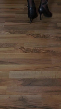 Tacchi alti fa clic sul pavimento di legno - camminata lento tacco suono asmr