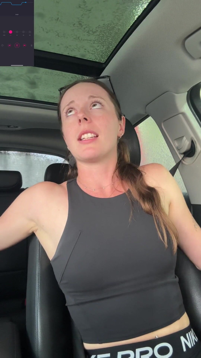 Nadia Foxx: Tendo um orgasmo alucinante na lavagem de carros