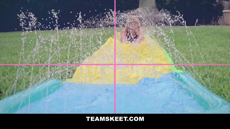 Team Skeet: Drobná Pocahontas jezdí na obrovském ptákovi