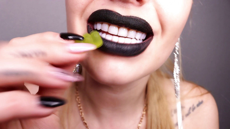 Goddess Misha Goldy: La Gigantessa che ingoia i suoi schiavi strizzarritori davanti agli...