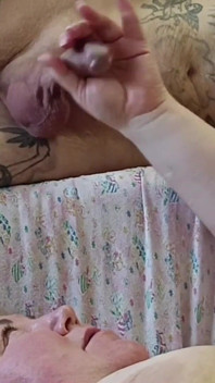 Eu punheto meu pau e gozo na boca da minha namorada