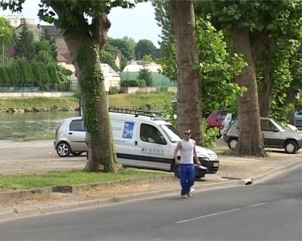 La France a Poil: ゴージャスな巨乳ブロンド美女が技術者の一人によって激しくアナライズされる