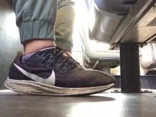 Manly foot: Bărbat cu picioarele goale - Ediția Transport - Autobuz - Tren - Fetiș cu...