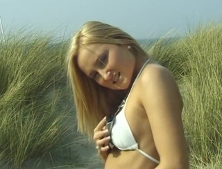 Flash Model Amateurs: Beautiful blonde chick loves getting naked outdoors