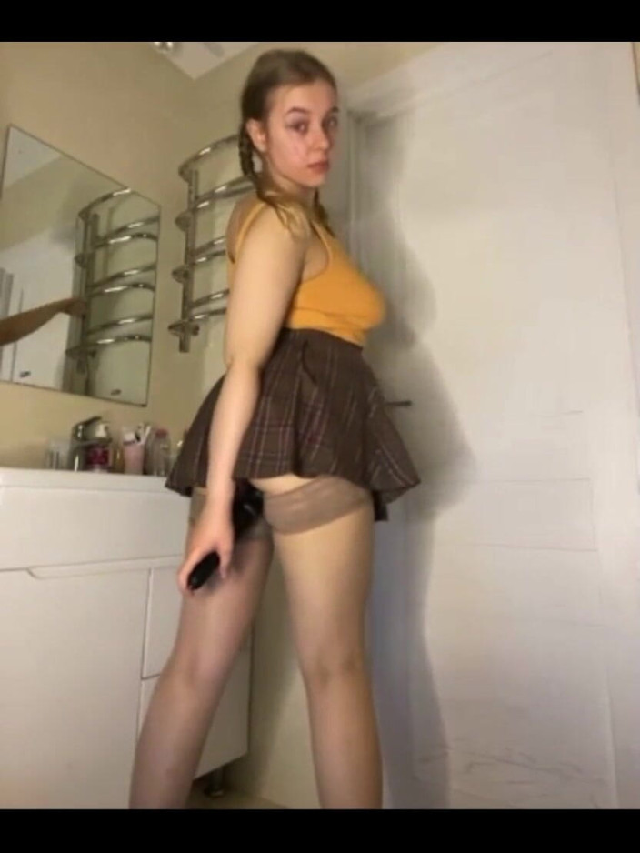 JuiceLussie: Meine stiefschwester fickt mit großem dildo im badezimmer