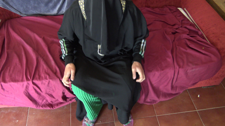 Souzan Halabi: Madrastra turca muestra coño peludo a su hijastro de 18 años
