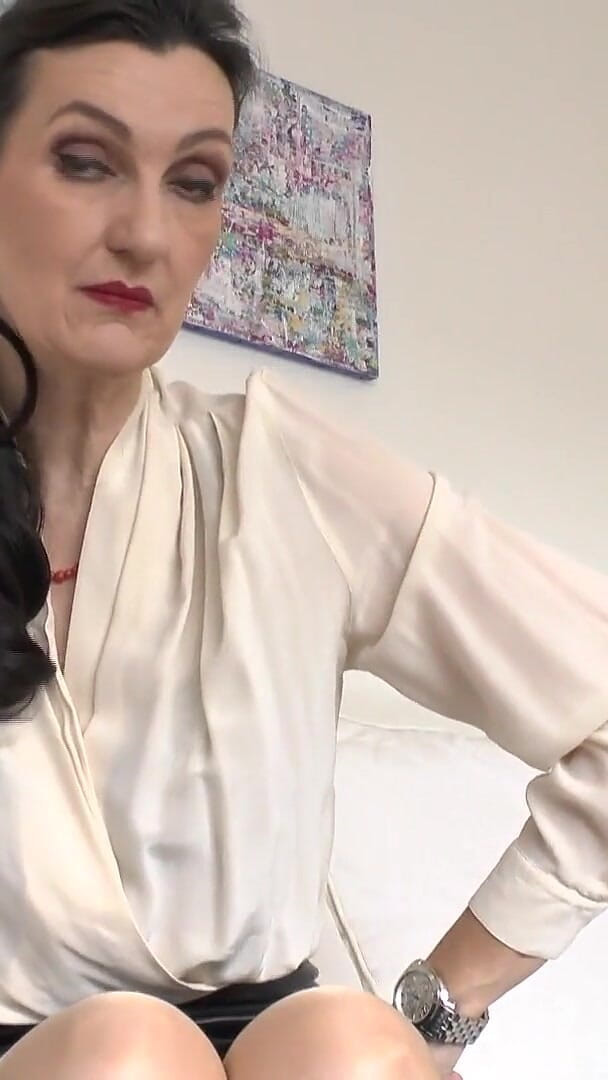 Lady Victoria Valente: Começar a se masturbar dentro da sua calça enquanto acaricia...