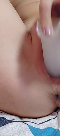 Rubia madura con su consolador